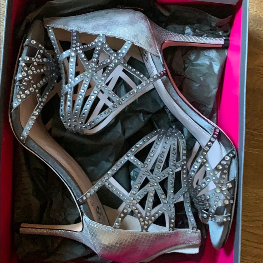 Vince Camuto VC-WARI GLITTER GREY HEELS 9.5 M